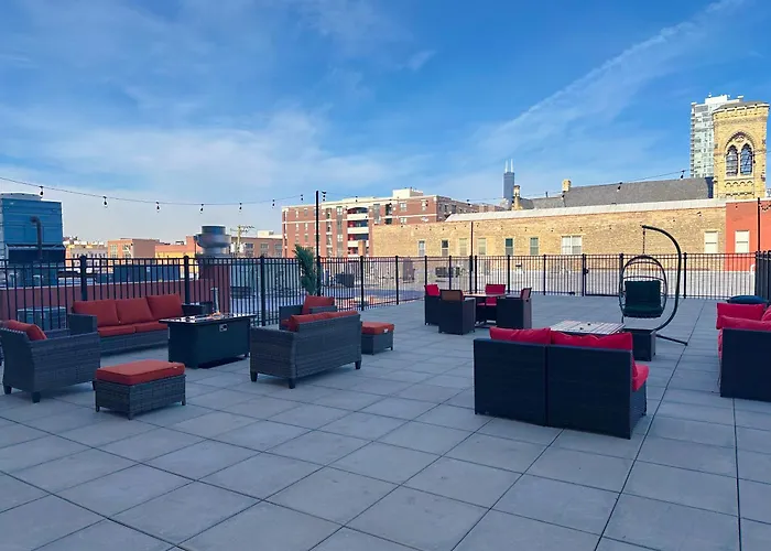 Luxurious 5br Perfect For Group Of 12 Guests With Pool Table, Optional Parking And Gym Access Near Mccormick Place And Soldier Field Chicago
