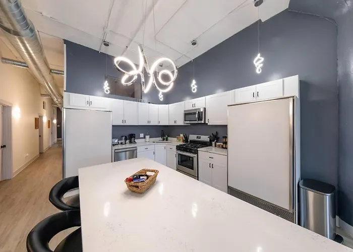 Luxurious 5br Perfect For Group Of 12 Guests With Pool Table, Optional Parking And Gym Access Near Mccormick Place And Soldier Field Apartamento