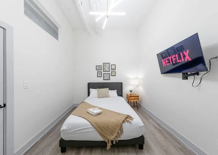 Luxurious 5br Perfect For Group Of 12 Guests With Pool Table, Optional Parking And Gym Access Near Mccormick Place And Soldier Field