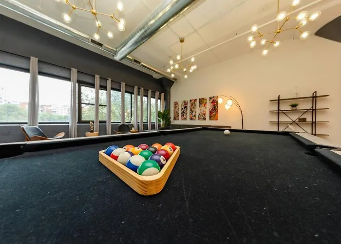 Luxurious 5br Perfect For Group Of 12 Guests With Pool Table, Optional Parking And Gym Access Near Mccormick Place And Soldier Field *