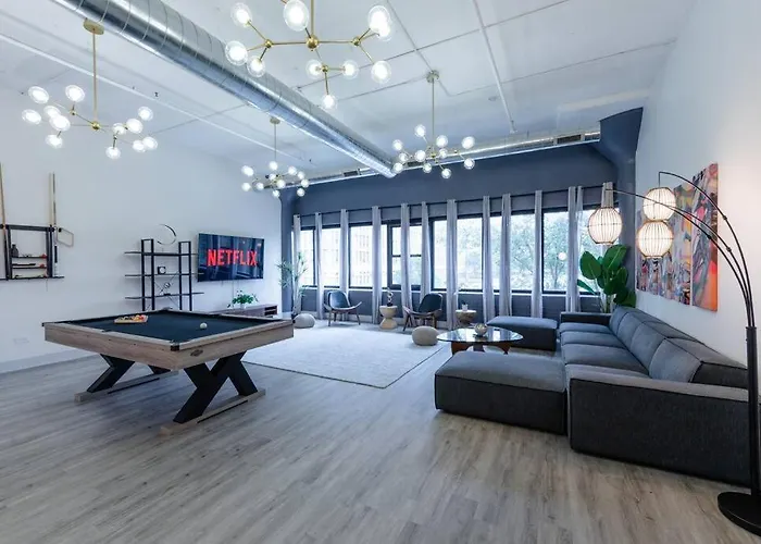 Luxurious 5br Perfect For Group Of 12 Guests With Pool Table, Optional Parking And Gym Access Near Mccormick Place And Soldier Field