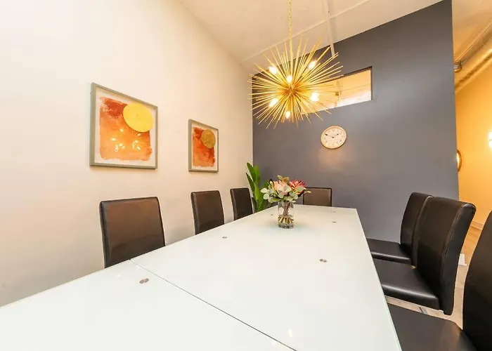 Luxurious 5br Perfect For Group Of 12 Guests With Pool Table, Optional Parking And Gym Access Near Mccormick Place And Soldier Field Chicago