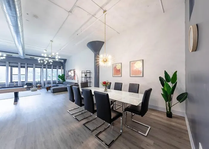 Luxurious 5br Perfect For Group Of 12 Guests With Pool Table, Optional Parking And Gym Access Near Mccormick Place And Soldier Field *