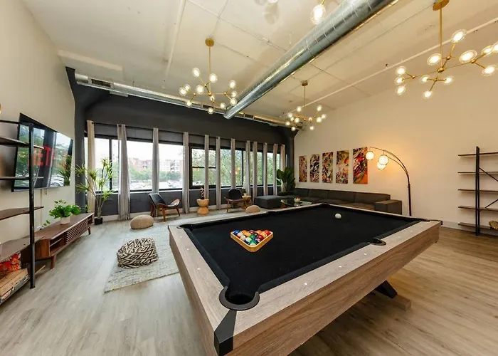 Luxurious 5br Perfect For Group Of 12 Guests With Pool Table, Optional Parking And Gym Access Near Mccormick Place And Soldier Field Chicago