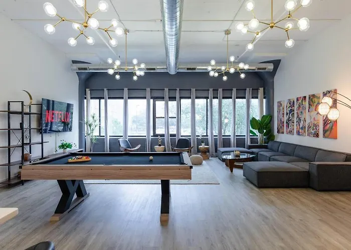 Luxurious 5br Perfect For Group Of 12 Guests With Pool Table, Optional Parking And Gym Access Near Mccormick Place And Soldier Field *