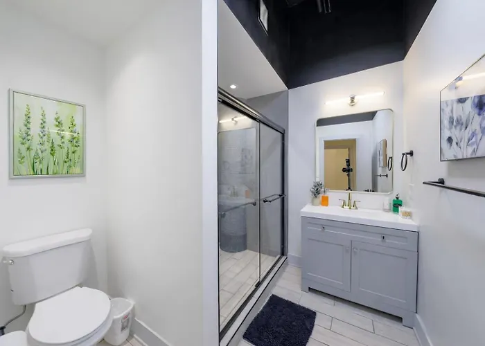 Luxurious 5br Perfect For Group Of 12 Guests With Pool Table, Optional Parking And Gym Access Near Mccormick Place And Soldier Field