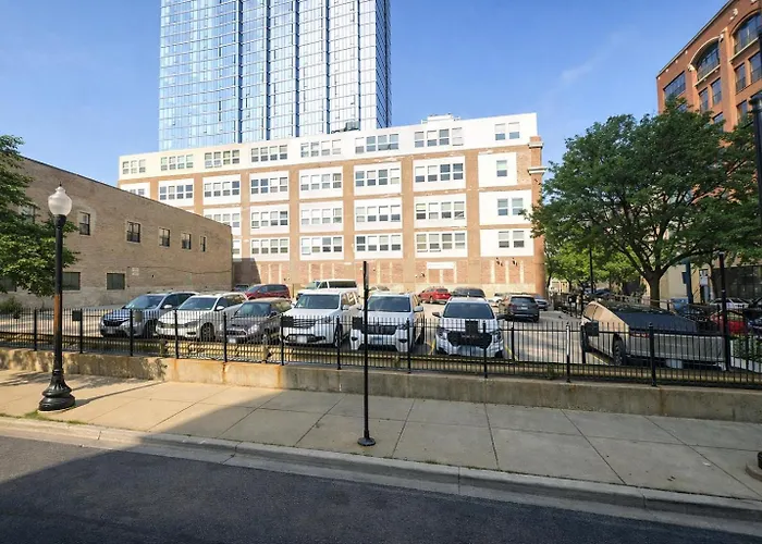 Luxurious 5br Perfect For Group Of 12 Guests With Pool Table, Optional Parking And Gym Access Near Mccormick Place And Soldier Field Apartamento *